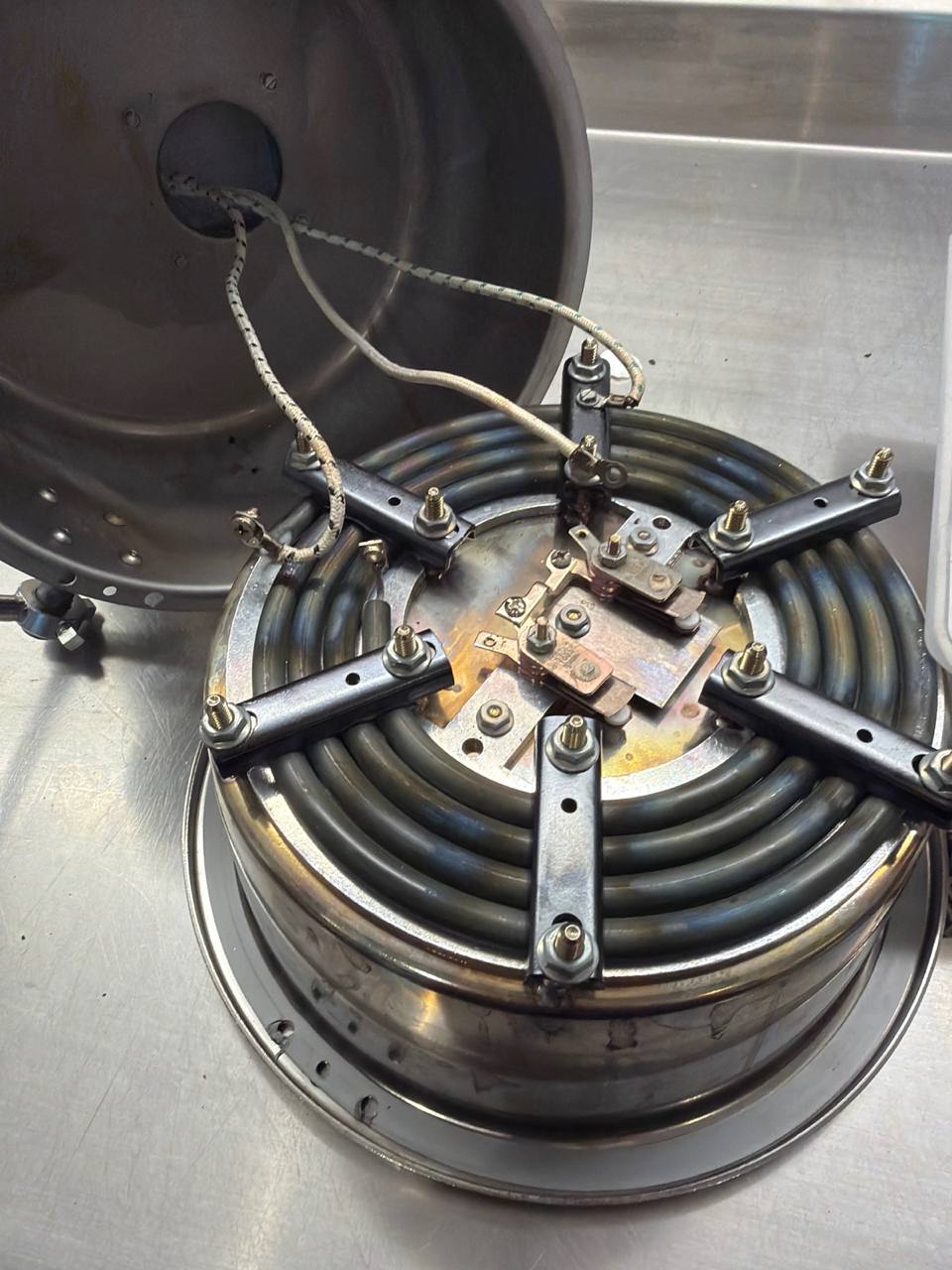 Circular heating-element assembly with exposed wiring and terminals